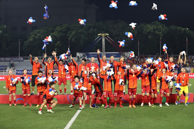 SEN GROUP CONTINUES TO SUPPORT VIETNAM'S WOMEN'S FOOTBALL TEAM.