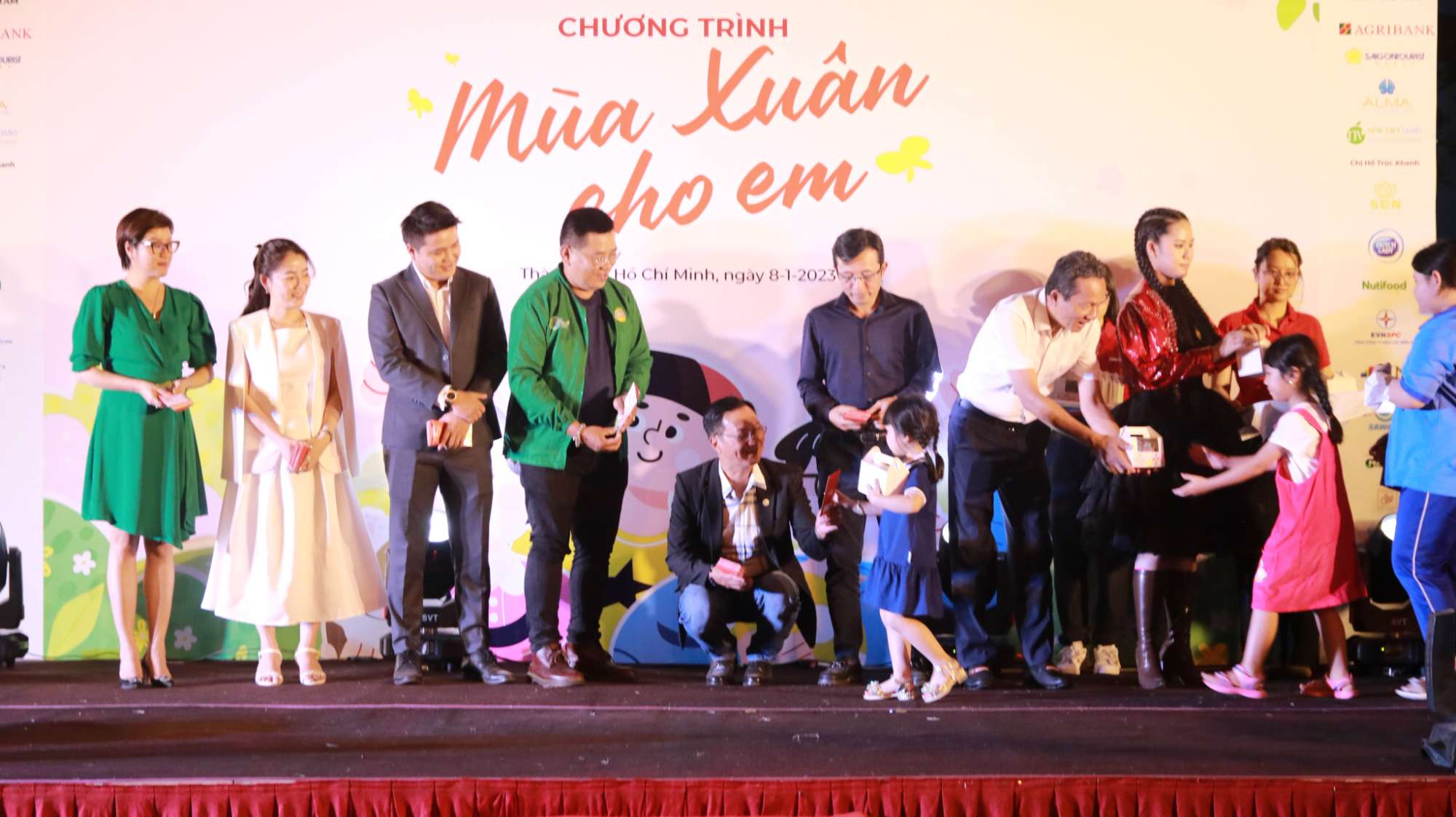 SEN GROUP DONATES 200 GIFTS TO ORPHANED CHILDREN DUE TO COVID OF THE LUNAR NEW YEAR 2023