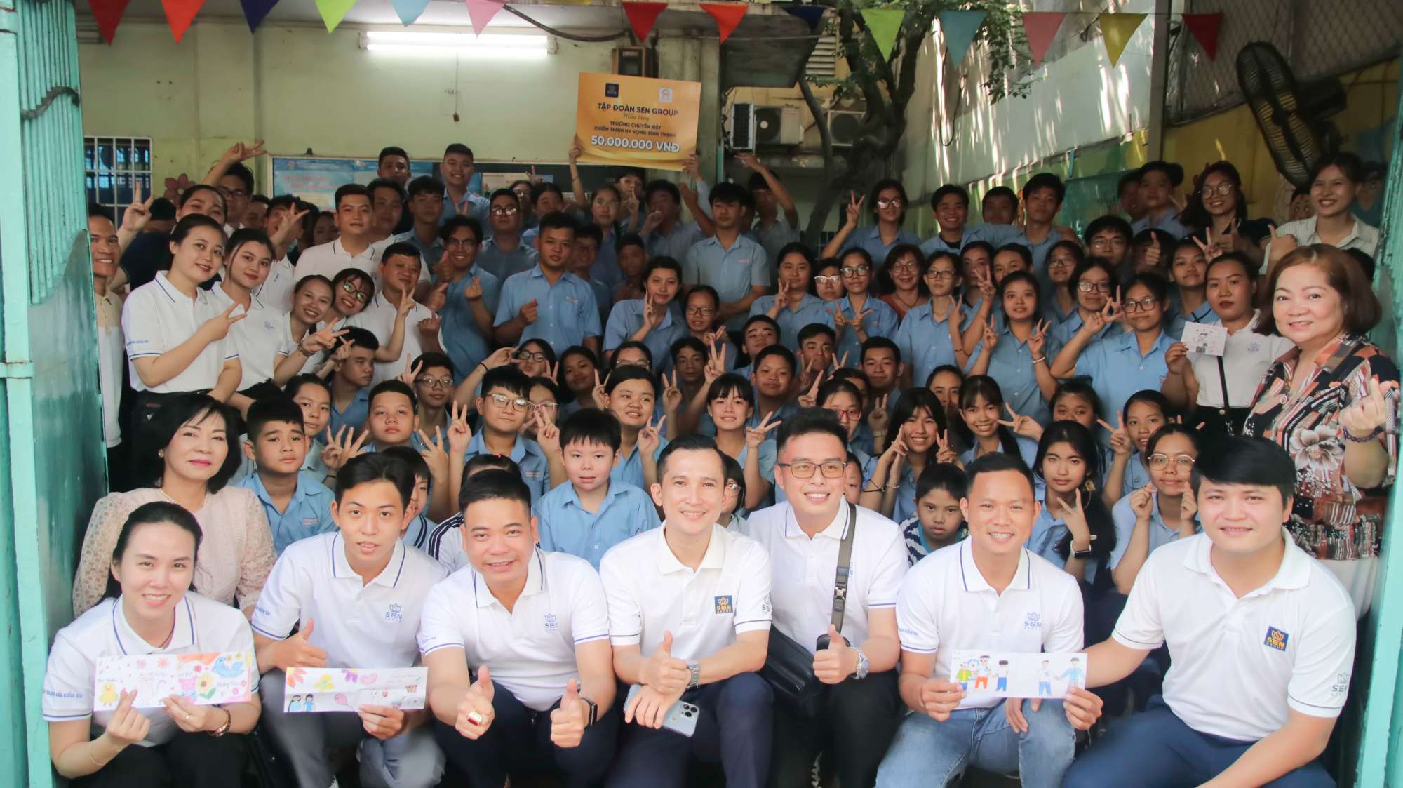 TẬP ĐOÀN SEN GROUP ĐẾN THĂM VÀ TẶNG QUÀ CHO CÁC EM TRƯỜNG CHUYÊN BIỆT KHIẾM THÍNH HY VỌNG BÌNH THẠNH